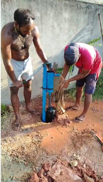සම්පූර්ණ කළ නළ ලිඳකින් ජලය ලබා ගැනීම